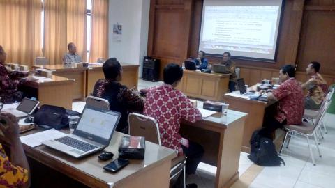 Workshop Evaluasi Kurikulum dalam Rangka Revitalisasi Kurikulum Workshop Evaluasi Kurikulum dalam Rangka Revitalisasi Kurikulum